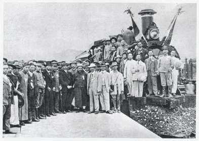 一九一二年九月六日，孫中山先生在張家口車站的月台與歡迎者合照。
