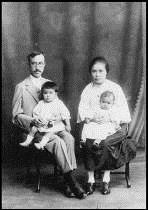 Family portrait of Tai Ensai, taken in Hong Kong in 1923. Collection of the Hong Kong Museum of History