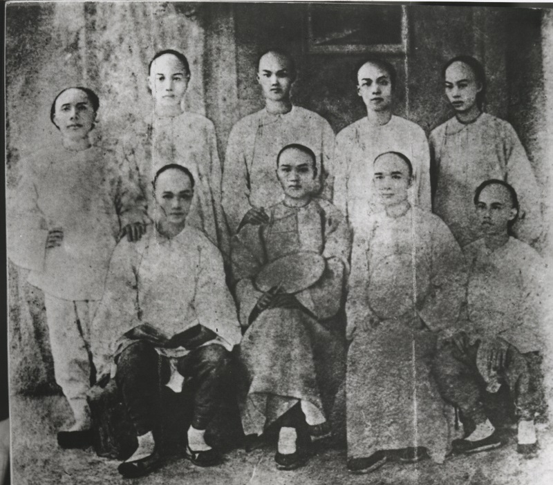 Student group photo at the College of Medicine for Chinese, Hongkong, with Dr Sun Yat-sen (front row, second from right) and Chan Siu-pak (back row, first from right). Courtesy of the Museum of Dr. Sun Yat-sen
