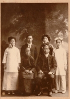 孫中山先生與元配夫人盧慕貞，英文秘書宋靄齡及三位兒女在廣州合照，1912年