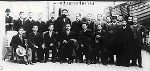 1911年12月21日，孫中山從海外經香港回國時攝於船上。