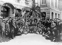 1923年2月20日，孫中山在香港大學發表演說後與師生合照。