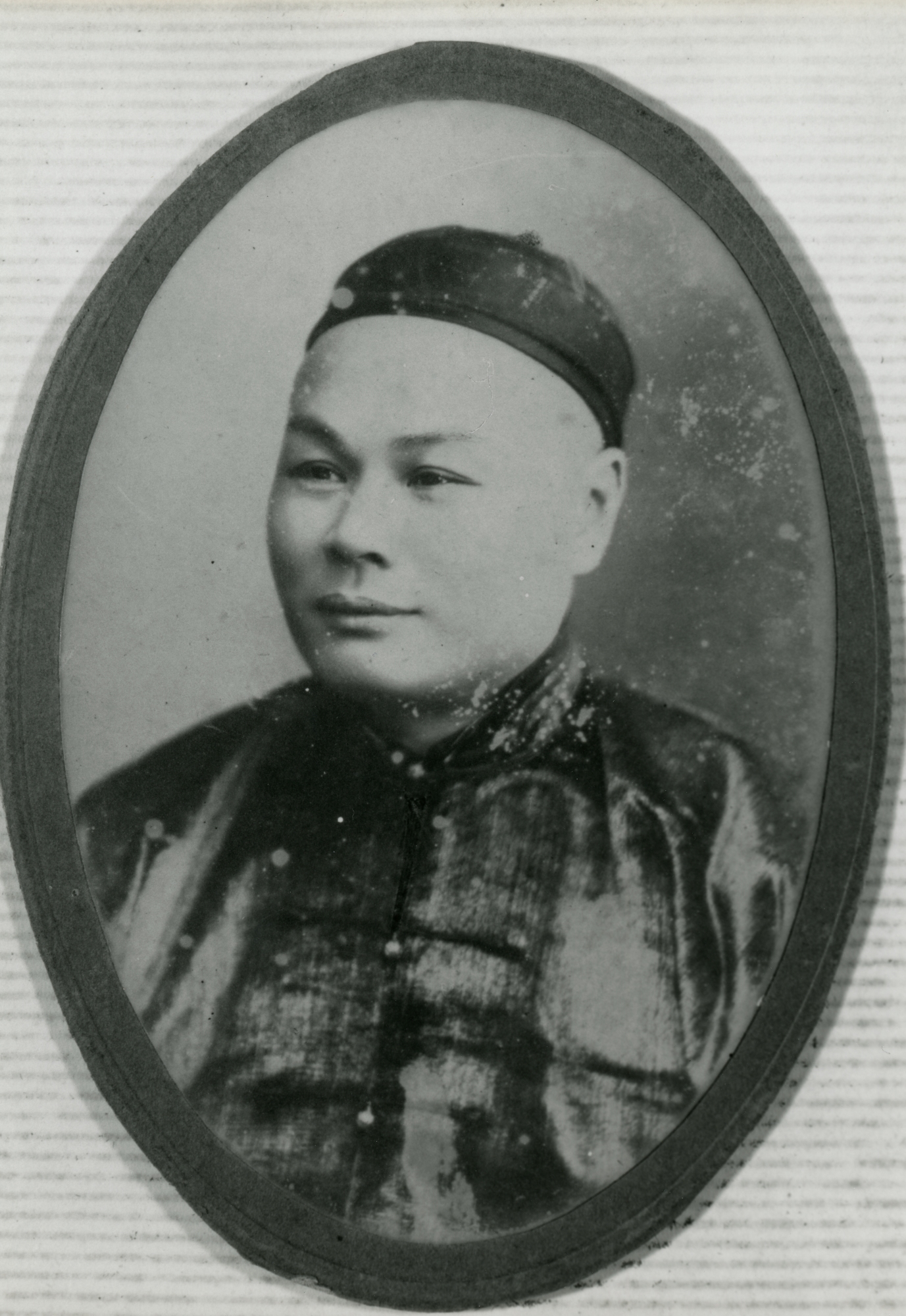何甘棠（1866-1950）。何甘棠与何东爵士（1862-1956）及何福（1863-1926）为同母异父的兄弟，与孙中山先生同年出生，同样入读过中央书院，其后曾任怡和洋行买办等职。